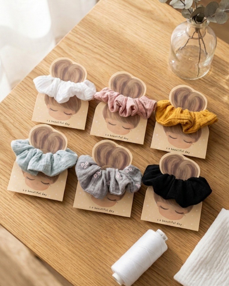 Zdjęcie kolorowych gumek scrunchie.